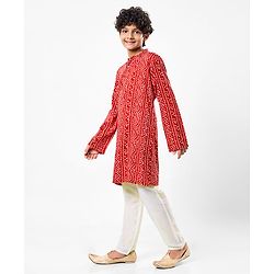 Pine Kids Woven Mandarin Collar Full Sleeves Kurta Pyjama Set With Bandhani Print - Red