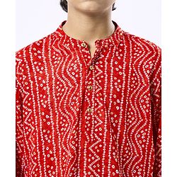 Pine Kids Woven Mandarin Collar Full Sleeves Kurta Pyjama Set With Bandhani Print - Red