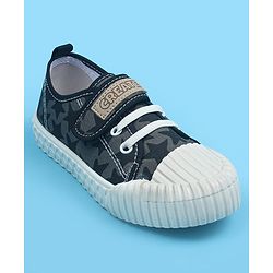 Pine Kids Velcro Closure Casual Shoes With Star Print - Black