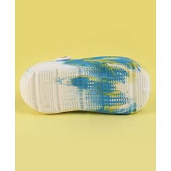 Pine Kids Back Strap Closure Clogs With Abstract Print - White & Light Blue