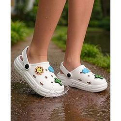 Pine Kids Back Strap Closure Clogs With Applique - White
